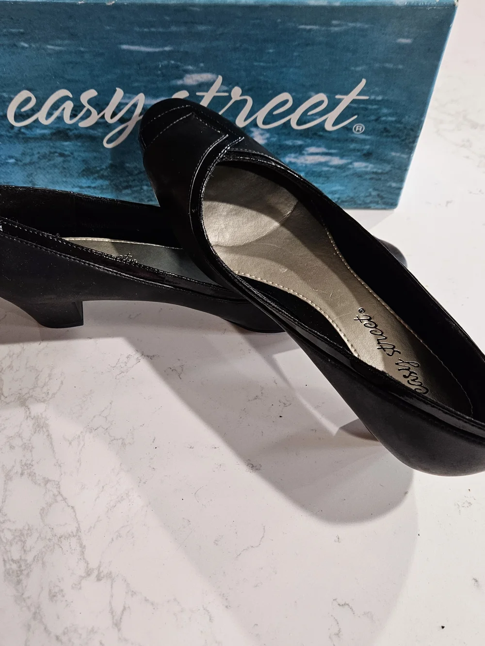 easy street Datia NWOT Black Leather and Patent Trim Women's Flats Size 8.5